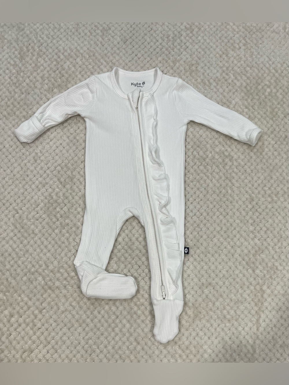 Kyte Baby Ribbed Ruffle Zipper Footie - White/Cloud NB